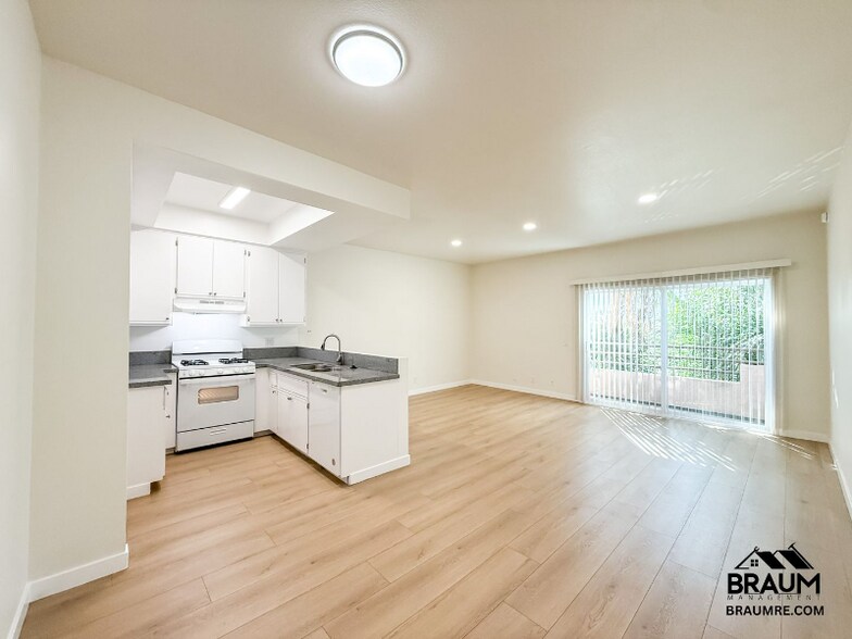 Building Photo - 11459 Collins St