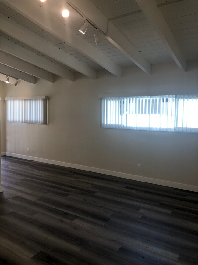 Building Photo - 801 N Eucalyptus Ave