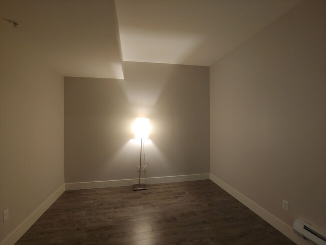 Building Photo - Open 2bdrm 1 bath with floor to ceiling wi...