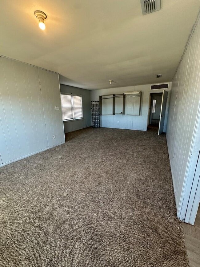 Building Photo - 1600 Crenshaw Dr