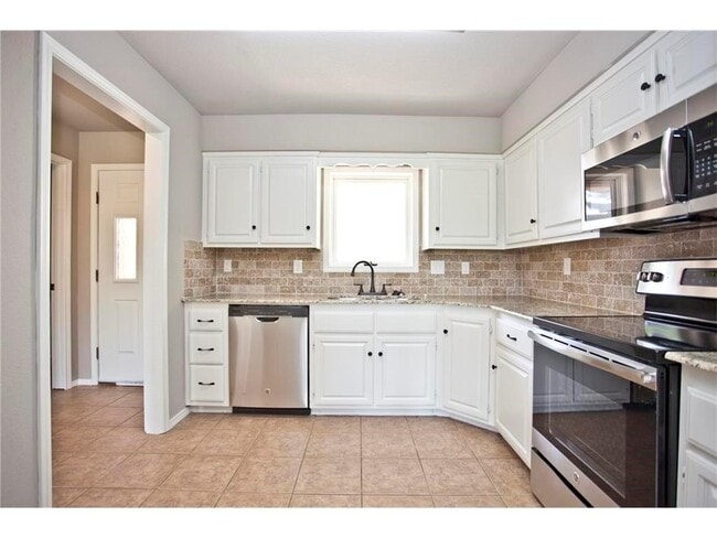 Building Photo - 14 Shakespeare Dr