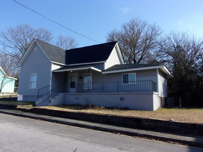 Building Photo - Spacious 2 Bedroom 1 Bath Home with Laundry