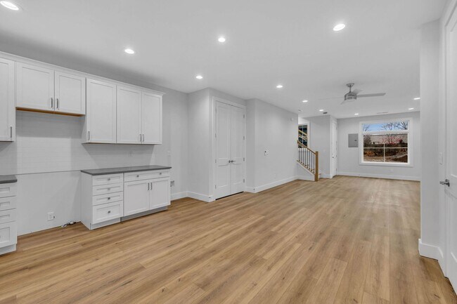 Building Photo - 425A Veritas St.