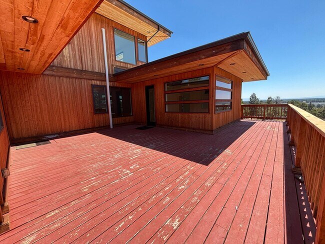 Building Photo - Stunning 4 Bed/3.5 Bath on 4.39 Acre Lot-7...