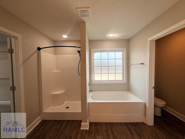 Building Photo - 117 White Oak Dr NE