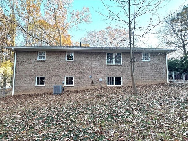 Building Photo - 4359 Parkview Dr