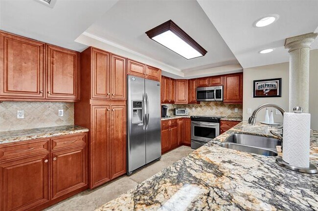 Building Photo - 1149 Hillsboro Mile