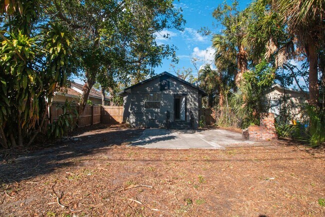 Building Photo - REDUCED  $25 App Fee  3bdrm/1bath home with large yard ** Section 8 OK *** $1795.00**