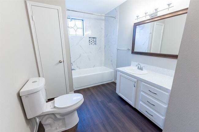 Building Photo - 328 Lake View Dr