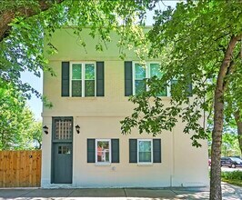 Building Photo - 3001 N Sawyer Ave