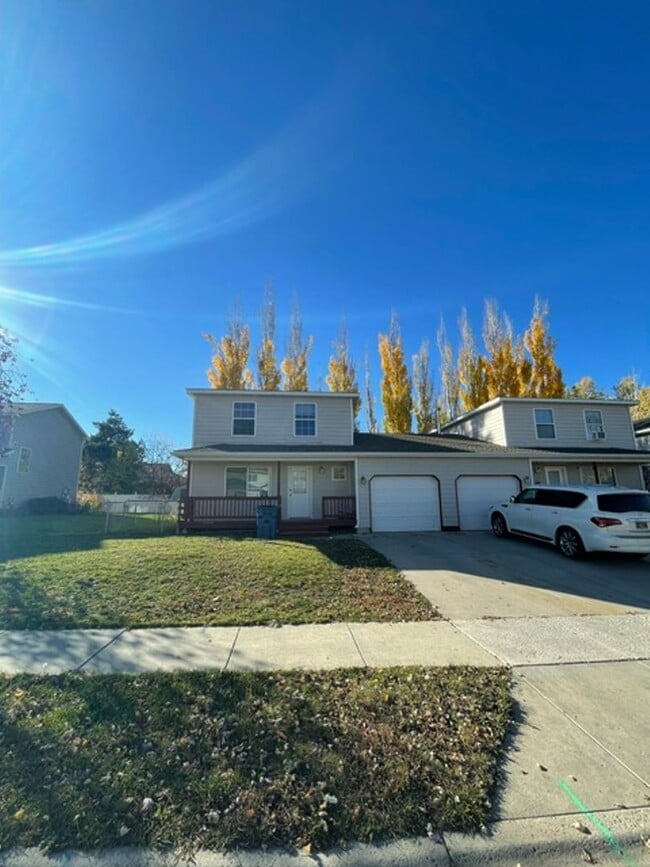 Building Photo - 3 Bedroom 2 Bathroom Centrally Located Tow...