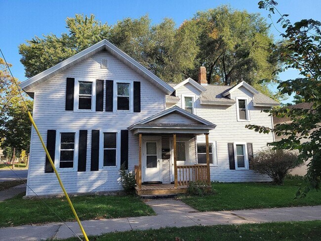 Building Photo - 702-704 Grant St