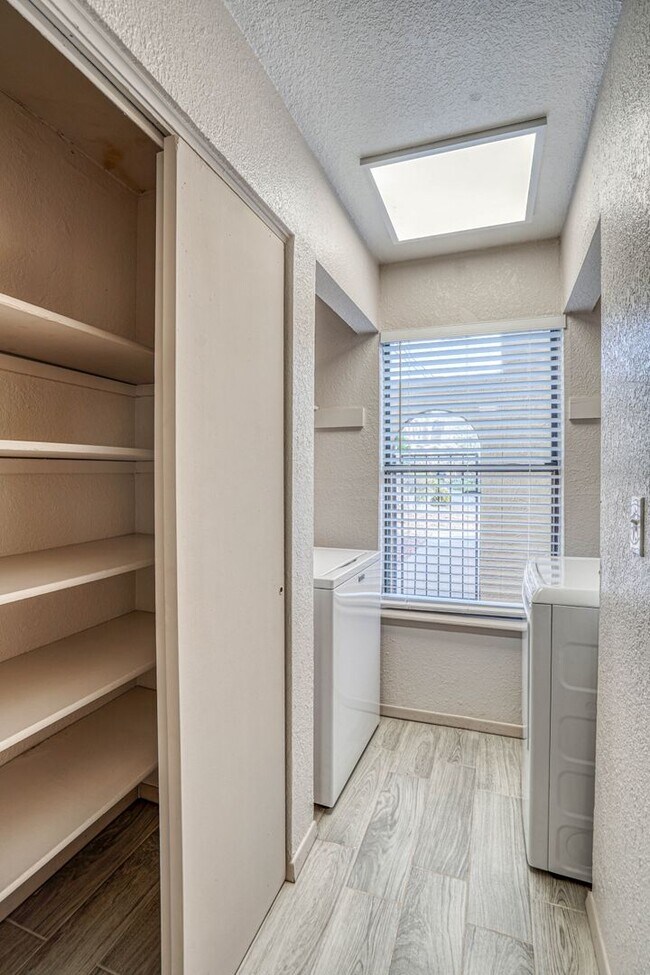 Building Photo - 311 Zenith Dr