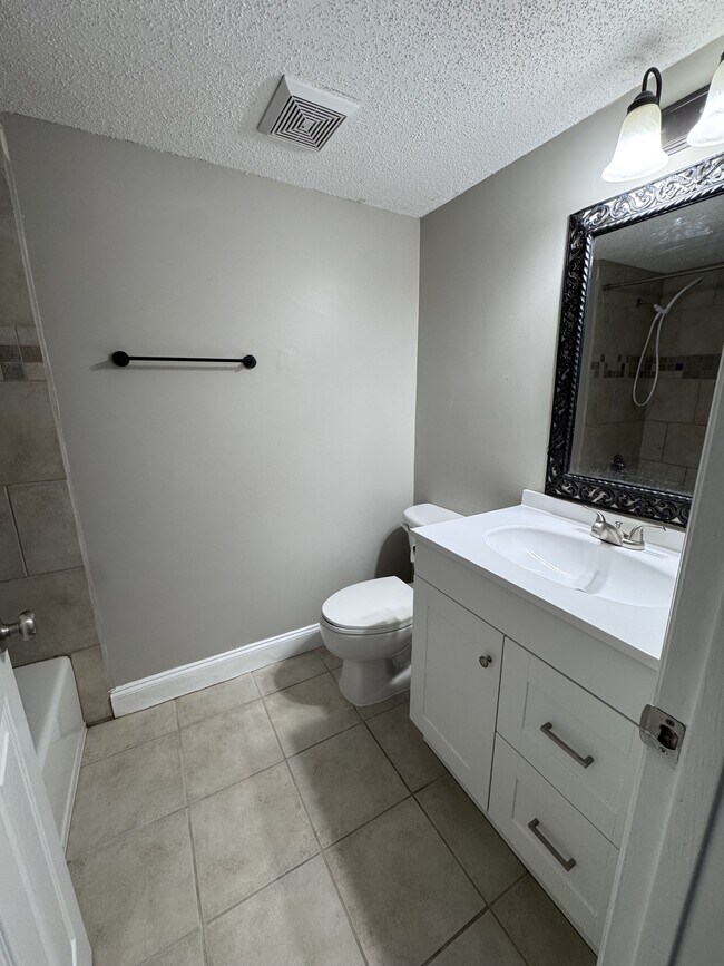 Building Photo - 1055 Baxter St