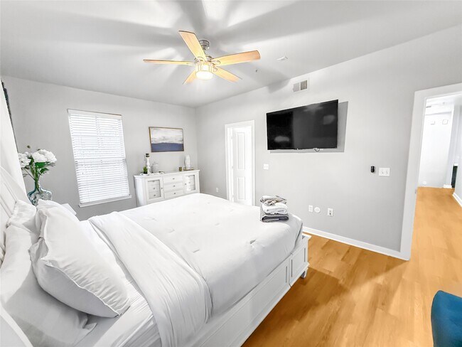 Building Photo - 2216 Chenevert St