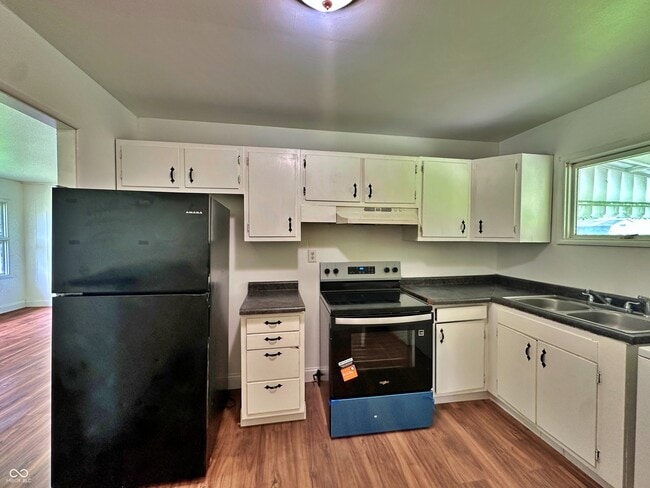 Building Photo - 2725 Kristen Dr W