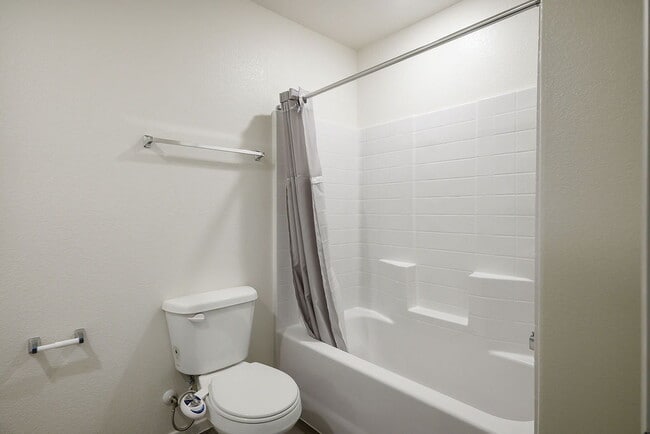 Building Photo - "Charming 3-Bedroom Townhouse with 2.5 Baths in Scenic Las Vegas Locale!"