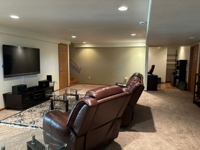 Building Photo - 3 BED | 3 BATH | TOWNHOME | DOUBLE GARAGE | WEST