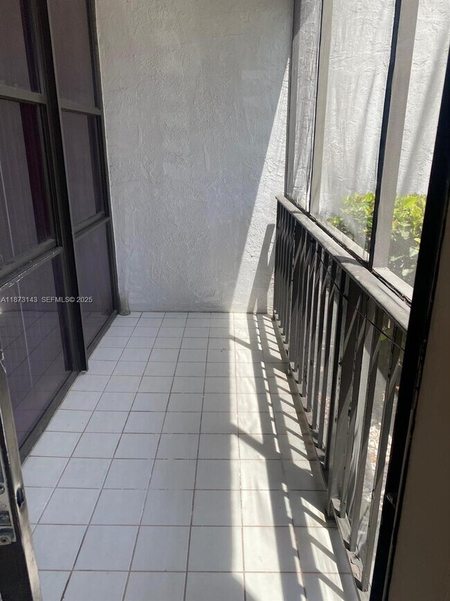 Building Photo - 800 Parkview Dr