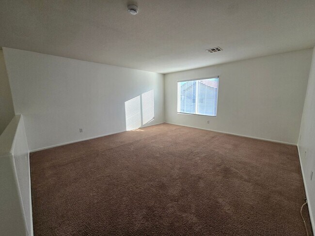 Building Photo - Spacious Two-Story Home in a Cul-de-Sac Location