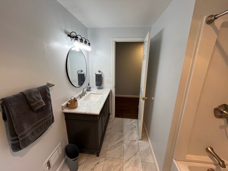 2nd floor full bathroom - 288 Downsview Dr