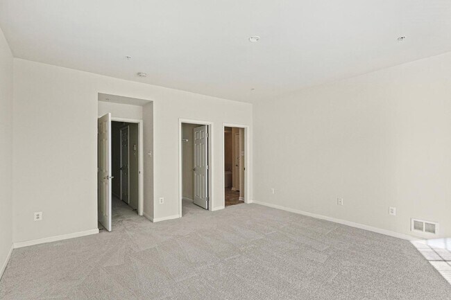 Building Photo - Exquisite brick-front duplex condo, ideall...