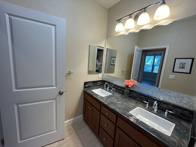 Building Photo - Luxurious and Spacious 5 Bedroom in Gilroy