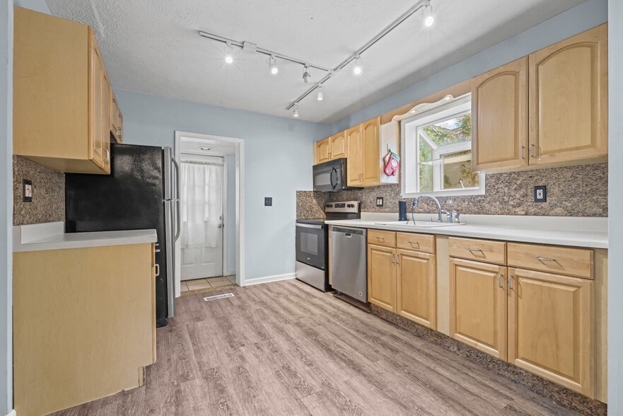 Alternative view of kitchen - 50 Garfield Ln