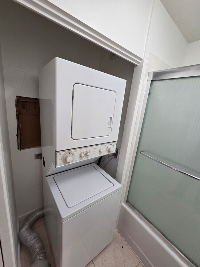 Building Photo - Wilder At Piikoi Spacious 1 Bedroom, 1 Bath & 1 Parking Stall.