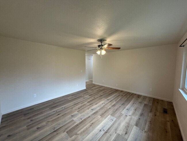 Building Photo - Fully remodeled single story located in Lakewood School District!