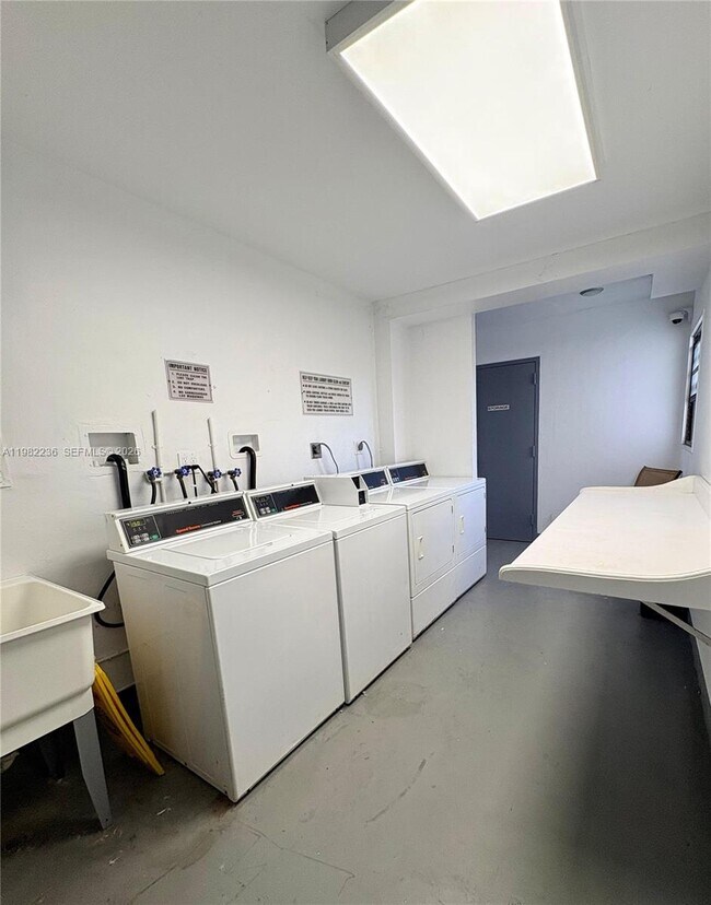 Building Photo - 20500 W Country Club Dr