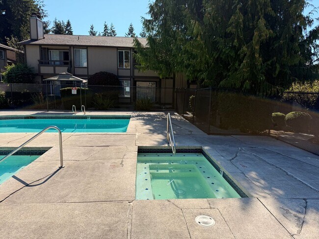 Building Photo - Updated 1 Bedroom 1 Bath Upper Unit Condo in Lynnwood $1600 month.