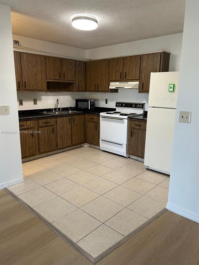 Building Photo - 3490 La Jardin Ct