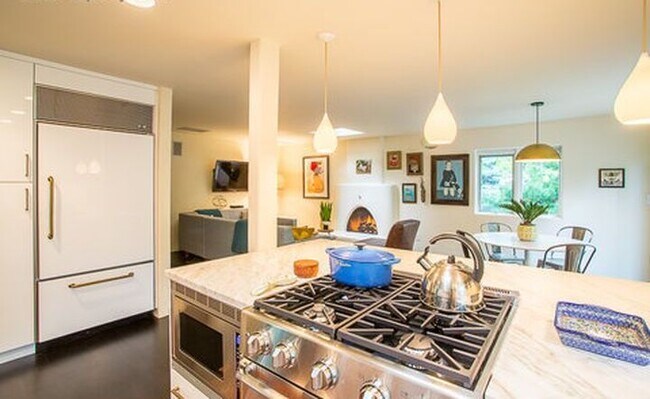 Building Photo - 4 Bed 3.5 Bath Carolyn Heights Home W/Stunning Finishes & Ideal Outdoor Space!  Option for Early ...