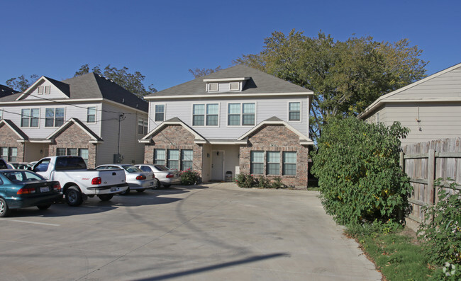 Primary Photo - Grad House