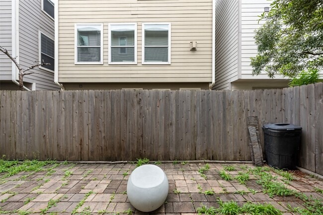 Building Photo - 3410 Skyline Village Dr