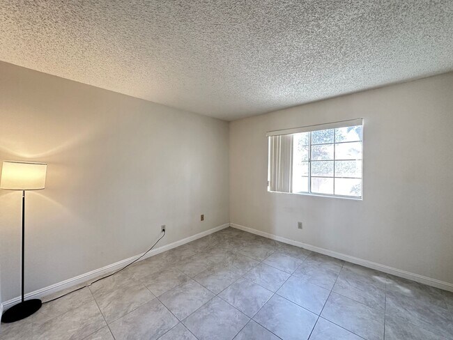 Building Photo - Lakeview Condo