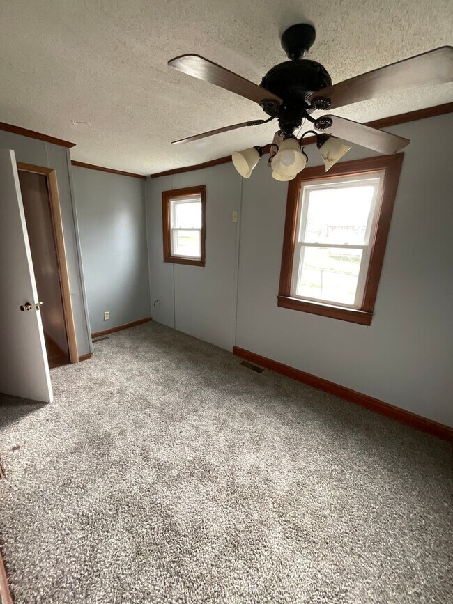 Building Photo - 2 bedroom/1 bath house for rent