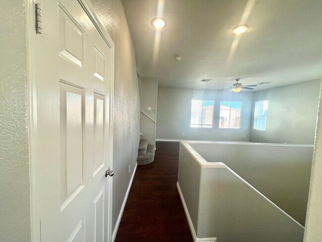 Building Photo - **$800 OFF MOVE IN BY 11/14/25**Spacious T...