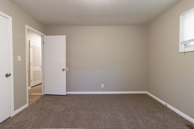 Building Photo - 432 Woodview Dr