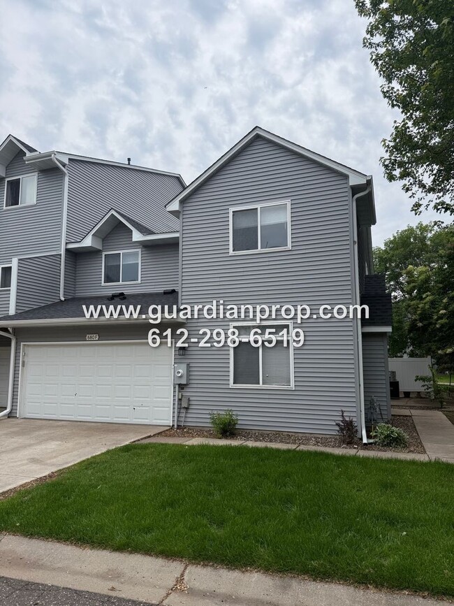 Building Photo - End Unit Townhouse Available Now, Loft Are...