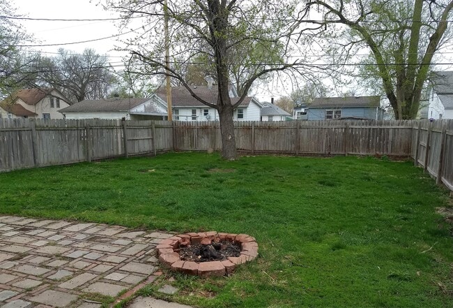 Building Photo - 1414 E 5th St