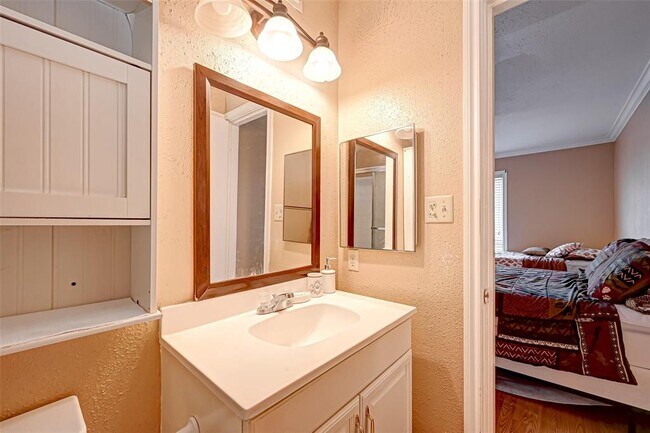 Building Photo - 2101 Fountain View Dr