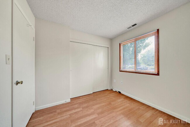 Building Photo - 601 Ravens Crest Dr