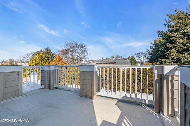 Building Photo - 215 Hollywood Ave