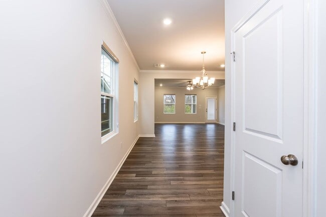 Building Photo - Move In Ready Three Bedroom Home!