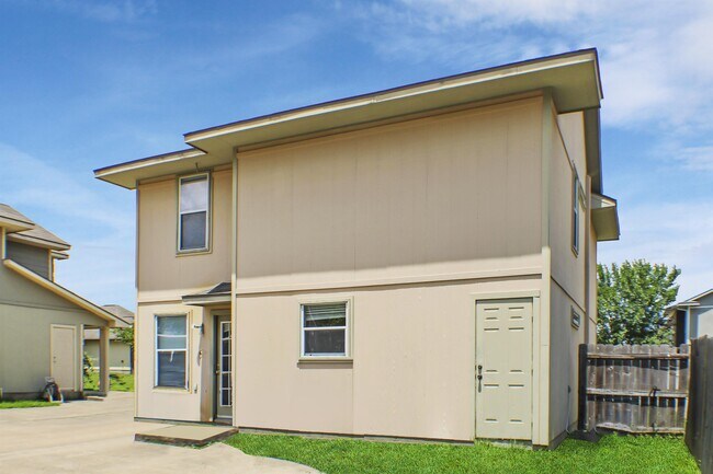 Building Photo - 503 Camp Ct