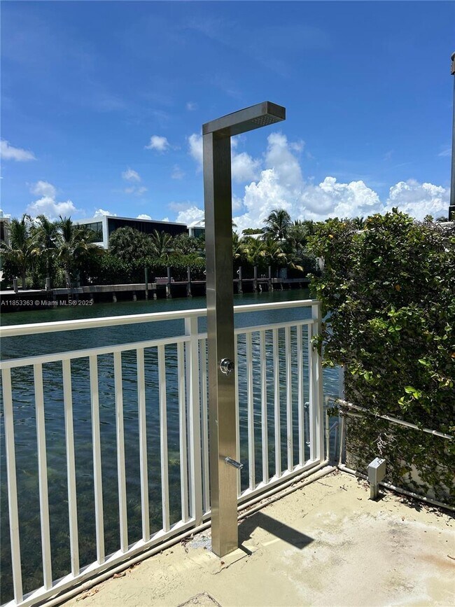 Building Photo - 9500 W Bay Harbor Dr