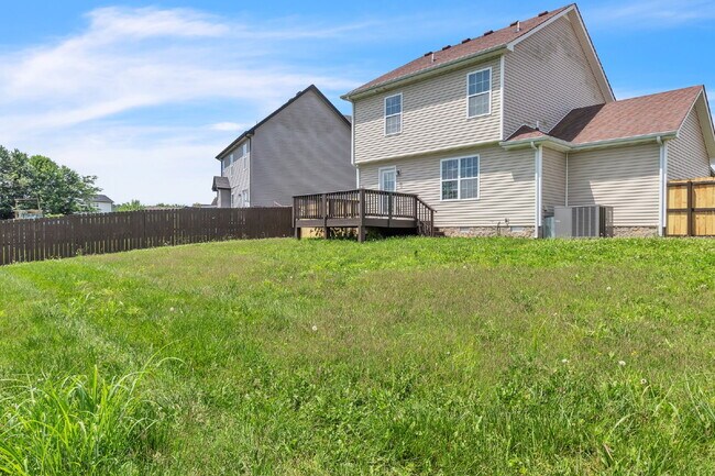 Building Photo - 3 bedroom home with fenced in backyard clo...