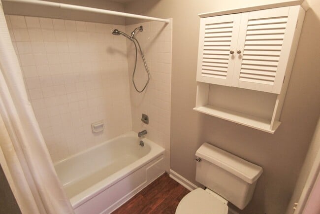 Building Photo - 2 Bedroom Condo for Rent in Redding CA with Pool, Tennis Courts, Garage | The Bluffs